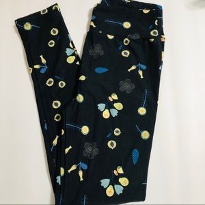 LuLaRoe Pants - LuLaRoe OS Black Floral Print Leggings LuLaRoe Pants - LuLaRoe OS Black Floral Print Leggings